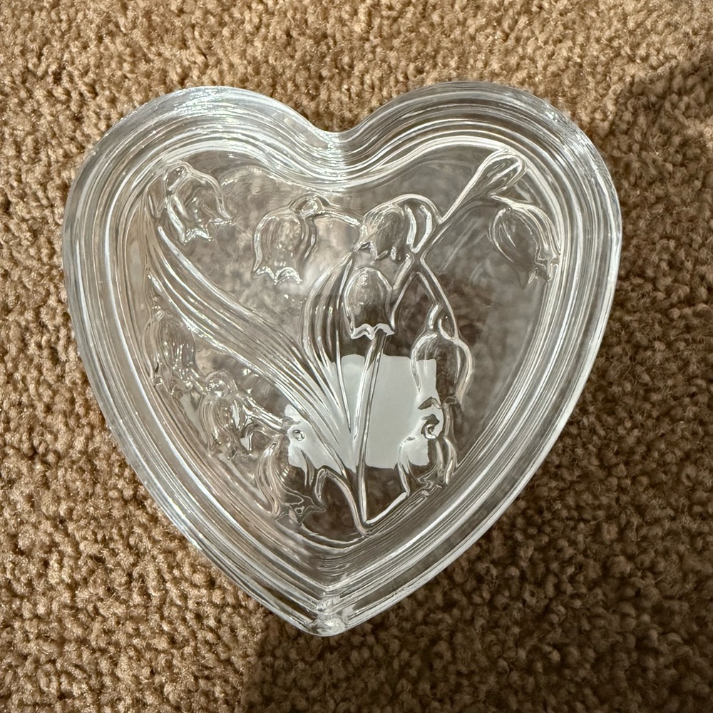 VTG Clear Glass Trinket Dish Heart Shaped Jewelry Box Bridal Lily Flowers Mikasa